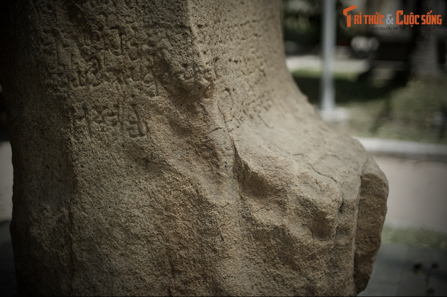 Theo đánh giá của các nhà nghiên cứu, dù còn nhiều điều chưa được làm sáng tỏ, những dòng chữ khắc trên bia Võ Cạnh cho biết nhiều thông tin có giá trị về lịch sử Vương triều Tiền vương quốc Nam Chăm.