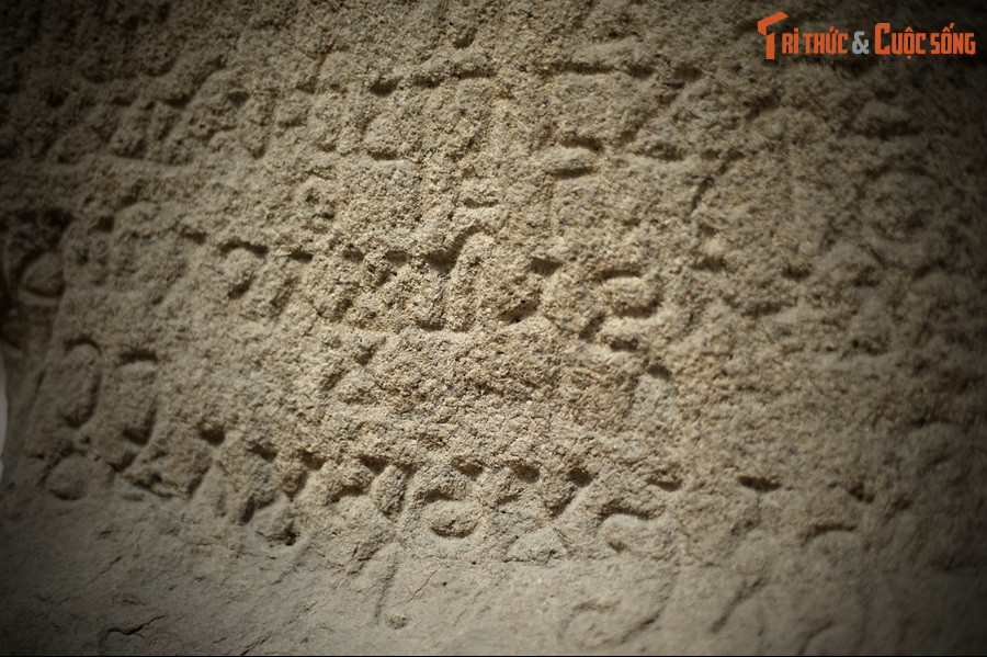 “...Vì sự tô điểm... bởi một người là niềm vui của gia đình của nàng con gái của cháu đích tôn của đức vua Sri Mara... đã được hạ chiếu... đẻ ra các người thân thuộc...”.