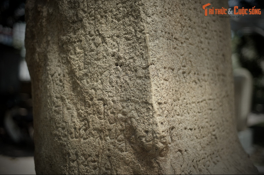 Do tấm bia không còn nguyên vẹn, nhiều đoạn minh văn đã mất, việc xác định nội dung khắc trên bia đã trở thành một thách thức lớn với các chuyên gia. Bản dịch được coi là đầy đủ và chính xác nhất là bản dịch năm 1969 của Jean Filliozat, Giám đốc Viện Viễn Đông Bác Cổ (EFEO).
