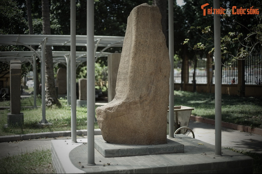 Được phát hiện cách đây hơn một thế kỷ tại một di tích Chăm ở làng Võ Cạnh, huyện Vĩnh Trung, Diên Khánh, Khánh Hòa, bia Võ Cạnh có niên đại từ thế kỷ 2 – 3, là tấm bia cổ nhất còn lại của vương quốc Champa.