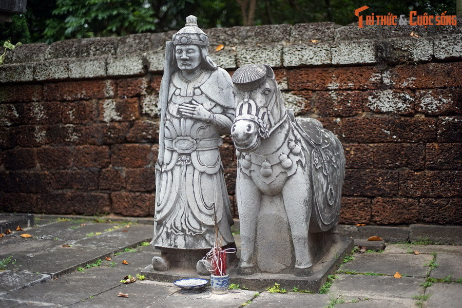 Hệ thống tượng này được bài trí một cách chỉnh thể, thẳng hàng, đăng đối theo từng cặp qua đường linh đạo của khu mộ, thể hiện lòng thành kính và sự trang nghiêm đối với người nằm dưới mộ. Ảnh: Tượng quan hầu ở lăng Quận công Phạm Đôn Nghị, Hoài Đức, Hà Nội.