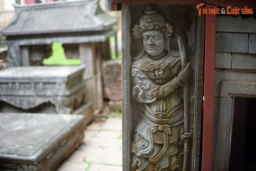 Ngược dòng lịch sử, Quận công là một tước hiệu thời phong kiến do vua ban cho những người trong hoàng tộc hoặc người có công với đất nước. Sau khi chết họ sẽ được an táng trong những khu lăng mộ đặc thù, được xây theo quy định của chế độ phong kiến đương thời. Ảnh: Hình quan hầu trên nhà bia lăng Phạm Mẫn Trực, Hoài Đức, Hà Nội.