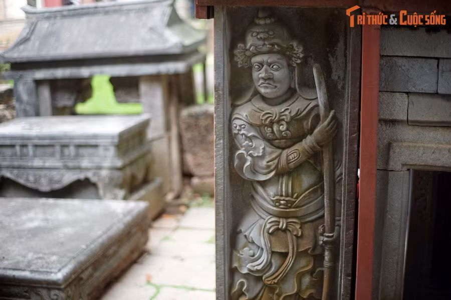 Ngược dòng lịch sử, Quận công là một tước hiệu thời phong kiến do vua ban cho những người trong hoàng tộc hoặc người có công với đất nước. Sau khi chết họ sẽ được an táng trong những khu lăng mộ đặc thù, được xây theo quy định của chế độ phong kiến đương thời. Ảnh: Hình quan hầu trên nhà bia lăng Phạm Mẫn Trực, Hoài Đức, Hà Nội.