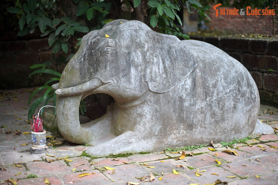 Có thể nói, nghệ thuật điêu khắc tượng ở các ngôi mộ Quận công thời Lê Trung hưng đã có những đóng góp to lớn vào việc định hình giá trị nghệ thuật điêu khắc đá trong kho tàng nghệ thuật điêu khắc cổ truyền dân tộc của người Việt Nam. Ảnh: Tượng voi ở lăng Quận công Phạm Mẫn Trực, Hoài Đức, Hà Nội. (Bài có tham khảo tư liệu từ Báo Thái Bình).