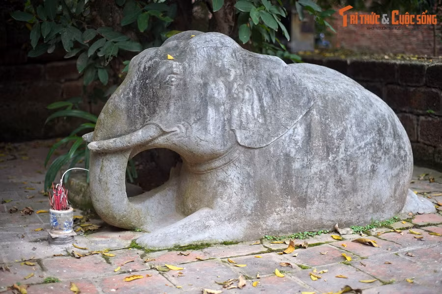 Có thể nói, nghệ thuật điêu khắc tượng ở các ngôi mộ Quận công thời Lê Trung hưng đã có những đóng góp to lớn vào việc định hình giá trị nghệ thuật điêu khắc đá trong kho tàng nghệ thuật điêu khắc cổ truyền dân tộc của người Việt Nam. Ảnh: Tượng voi ở lăng Quận công Phạm Mẫn Trực, Hoài Đức, Hà Nội. (Bài có tham khảo tư liệu từ Báo Thái Bình).