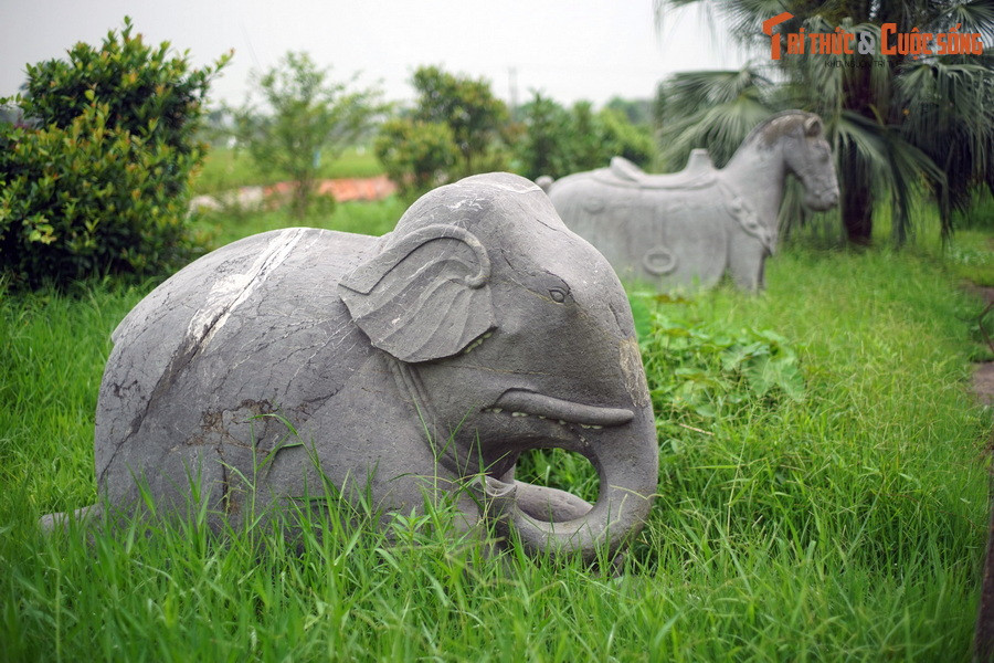 Vào thời Lê Trung hưng, nhiều lăng mộ các vị Quận công được xây dựng hệ thống tượng người, linh thú và tượng thú được tạo tác công phu, bài trí cùng với những hiện vật thờ khác để làm tăng thêm giá trị tưởng niệm đến người đã khuất. Ảnh: Tượng voi và ngựa ở lăng Quận Vân, Thường Tín, Hà Nội.