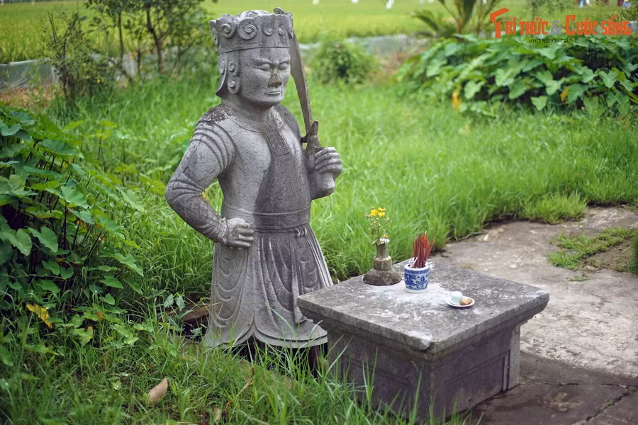 Tượng người chia thành ba loại: Tượng quan hầu, tượng lính hầu và tượng người hầu, có các vai trò, chức năng riêng biệt, phản ánh phần nào cơ cấu xã hội ở nước Việt cách đây 3, 4 thế kỷ. Ảnh: Tượng lính hầu ở lăng Quận Vân, Thường Tín, Hà Nội.