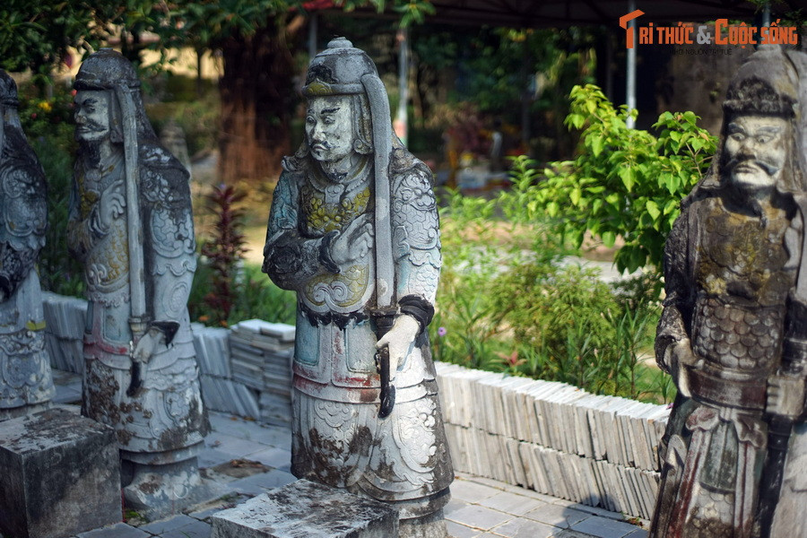 Các bức tượng ở hệ thống lăng mộ Quận công thời kỳ này đông đảo về số lượng và phong phú về cách tạo hình, đặc biệt là trạng thái biểu cảm sâu sắc của những bức tượng người. Ảnh: Tượng quan hầu ở lăng Quận Mãn, TP Thanh Hóa.