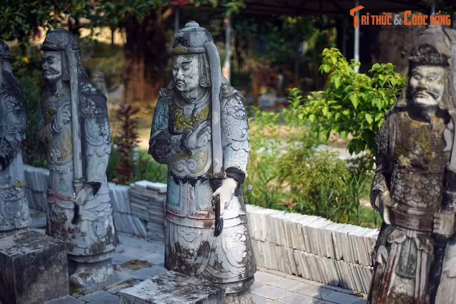 Các bức tượng ở hệ thống lăng mộ Quận công thời kỳ này đông đảo về số lượng và phong phú về cách tạo hình, đặc biệt là trạng thái biểu cảm sâu sắc của những bức tượng người. Ảnh: Tượng quan hầu ở lăng Quận Mãn, TP Thanh Hóa.