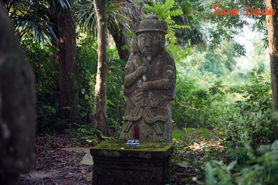 Những quần thể tượng trong lăng mộ Quận công thời này khá đa dạng về chủng loại, kiểu dáng, cấu trúc tạo hình như hệ thống tượng người, tượng thú và linh thú, được tạo tác chủ yếu bằng các chất liệu đá khác nhau như đá sa thạch, đá trắng, đá pha cát… Ảnh: Tượng quan hầu ở lăng Quận Nghi, Đông Sơn, Thanh Hóa.