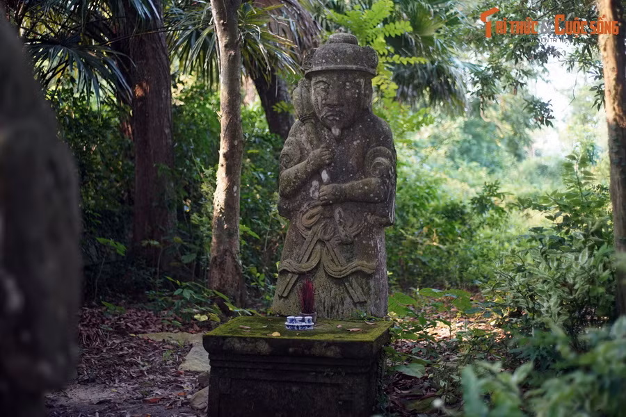 Những quần thể tượng trong lăng mộ Quận công thời này khá đa dạng về chủng loại, kiểu dáng, cấu trúc tạo hình như hệ thống tượng người, tượng thú và linh thú, được tạo tác chủ yếu bằng các chất liệu đá khác nhau như đá sa thạch, đá trắng, đá pha cát… Ảnh: Tượng quan hầu ở lăng Quận Nghi, Đông Sơn, Thanh Hóa.