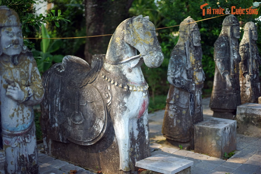 Ngày nay, vùng đồng bằng Bắc Bộ còn lưu giữ được nhiều lăng mộ cổ của các vị Quận công thời Lê Trung hưng, thế kỷ 17-18. Hệ thống lăng mộ này được ví như bộ sưu tập những tác phẩm điêu khắc cổ quý giá của người Việt. Ảnh: Tượng ngựa và quan hầu ở lăng Quận Mãn, TP Thanh Hóa.