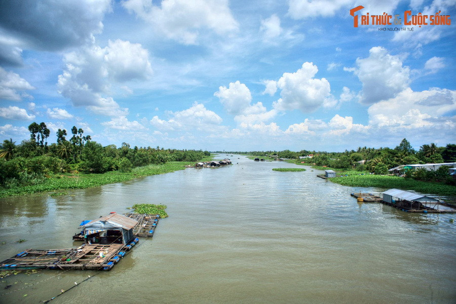 Theo giả thuyết nhứ nhất, ngày xưa vùng đất này thuộc về một vương quốc giàu có. Trong nước có 10 đời quốc vương, mỗi vị đã xây cho mình một ngôi tháp làm nơi an nghỉ cuối cùng, tất là mười tháp, hình thành nên tên gọi “Tháp Mười”.