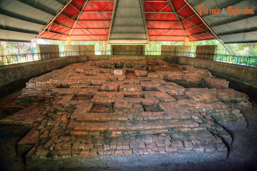 Huyện Tháp Mười chính là nơi có di tích Gò Tháp. Tại đây, các nhà khảo cổ học đã tìm ra dấu tích của cả chục tòa tháp cổ được vương quốc Phù Nam xây dựng cách đây 1.500 năm. Gò đất cao này cũng chính là căn cứ địa của nghĩa quân Thiên Hộ Dương năm xưa...