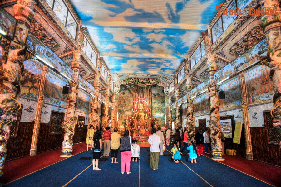 Công trình trung tâm của chùa Linh Phước là tòa chánh điện dài 33 mét, rộng 12 mét, kiến trúc khá cầu kỳ. Trong chính điện có hai hàng cột rồng khảm sành, bên trên là nhiều bức phù điêu khảm sành mang chủ đề Phật giáo. 