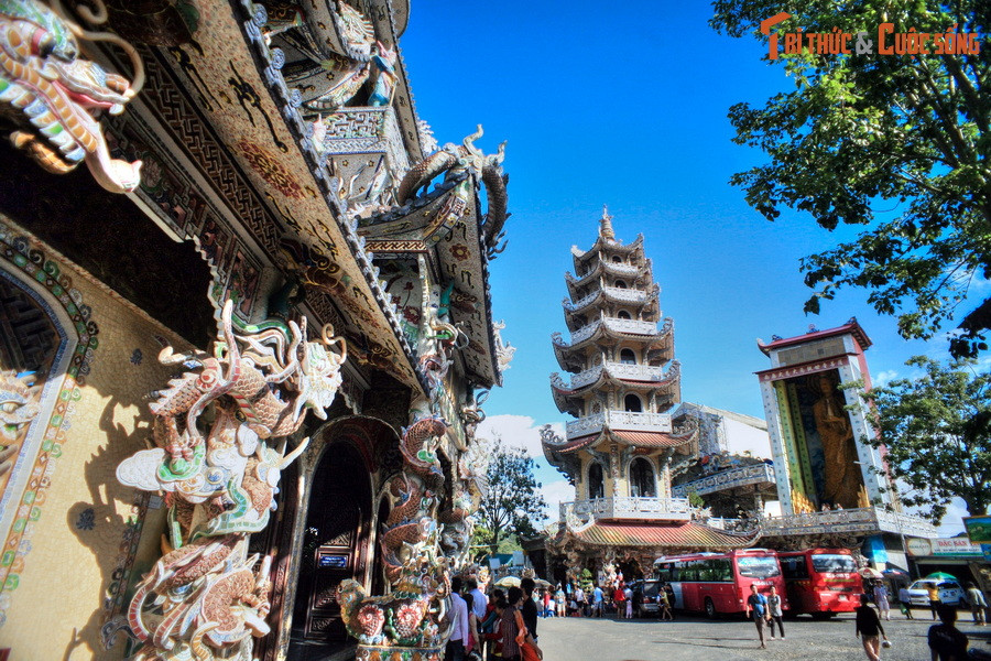 Cách chính điện không xa là tòa Linh Tháp 7 tầng, cao hơn 37 mét. Trong lòng tháp treo Đại Hồng Chung cao 4,3 mét, miệng chuông rộng 2,33 mét, nặng 8.500 kg, được đúc vào năm 1999. 