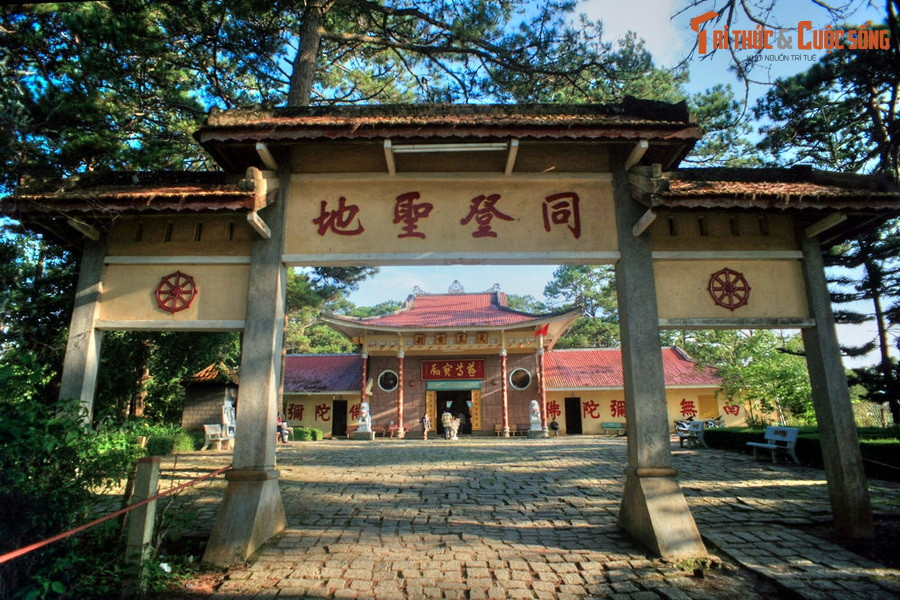 2. Chùa Thiên Vương Cổ Sát nằm trên đồi Rồng, cách trung tâm thành phố Đà Lạt khoảng 5 km về phía Đông Bắc. Chùa còn có tên là Chùa Phật Trầm hay Chùa Tàu, được xây dựng năm 1958. 