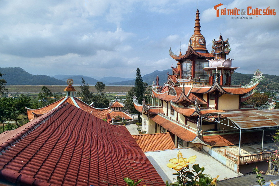 3. Nằm trên một ngọn đồi ở thôn Đường Mới, thị trấn D'ran, cách thành phố Đà Lạt 40 km, chùa Giác Nguyên được xây dựng vào năm 1925. Năm 1939 chùa được triều đình nhà Nguyễn ban sắc tứ, năm 1976 được xây dựng lại bề thế. 