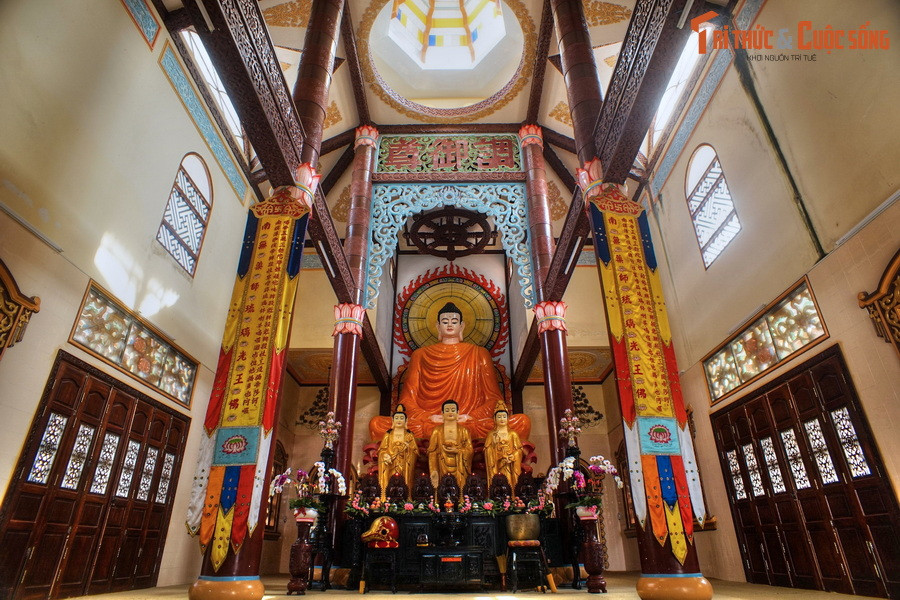 Tòa chính điện của chùa gây choáng ngợp với dáng vẻ bề thế, uy nghiêm. Không gian bên trong chính điện có tượng Đức Phật ở trung tâm, xung quanh là tượng Tam thánh tây phương, tượng Phật Đản Sanh, tượng Địa Tạng… Nhiều tượng làm bằng gỗ tuổi đời trên dưới một thế kỷ. 