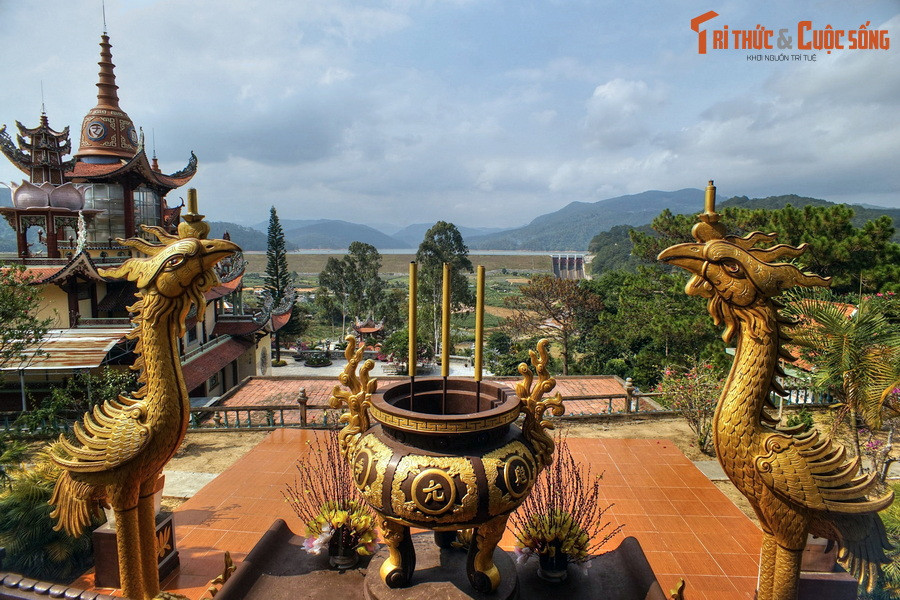 Bên cạnh kiến trúc ấn tượng, chùa Giác Nguyên còn nằm ở một vị thế đẹp, nhìn ra thị trấn D'ran và hồ thủy điện Đa Nhim với khung cảnh thiên nhiên rất hữu tình. 