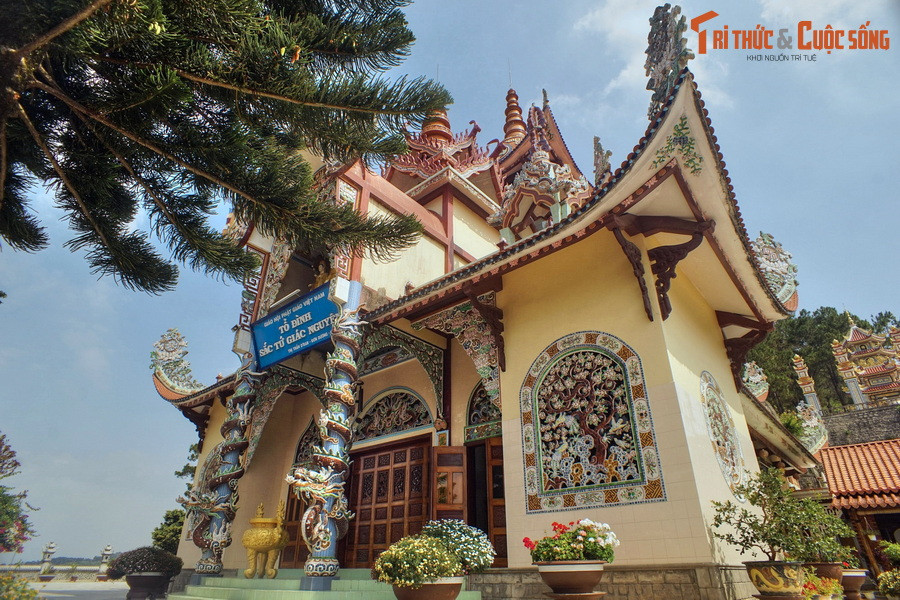 Những thập niên sau đó, chùa tiếp tục được chỉnh trang và mang một diện mạo kiến trúc đặc sắc. Mọi công trình trong khuôn viên chùa đều được xây dựng với thiết kế độc đáo, trang trí công phu và tỉ mỉ đến từng chi tiết. 