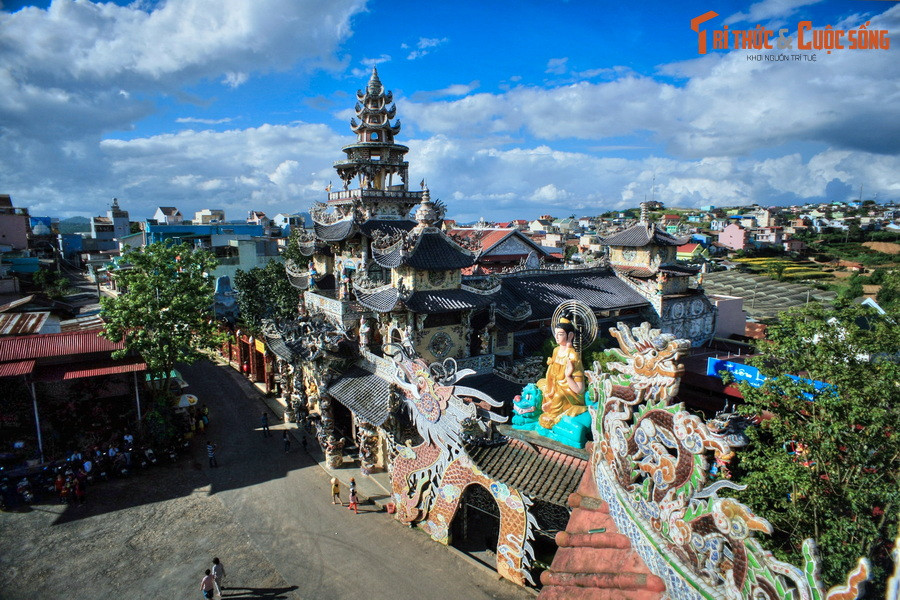 1. Nằm ở số 120 Tự Phước, khu vực Trại Mát, chùa Linh Phước hay còn gọi là chùa Ve Chai là ngôi chùa nổi tiếng bậc nhất thành phố Đà Lạt. Chùa được khởi công xây dựng vào năm 1949, hoàn thành năm 1950. 