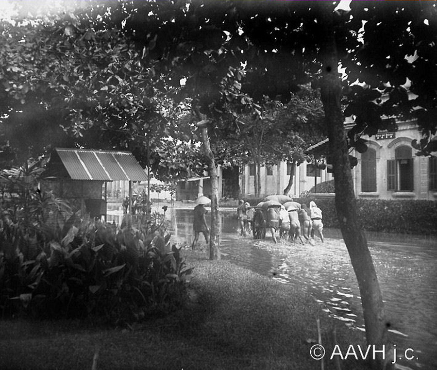 Những người cửu vạn đẩy xe chở hàng hóa trên phố Thương Mại. Ảnh: Aavh.org.