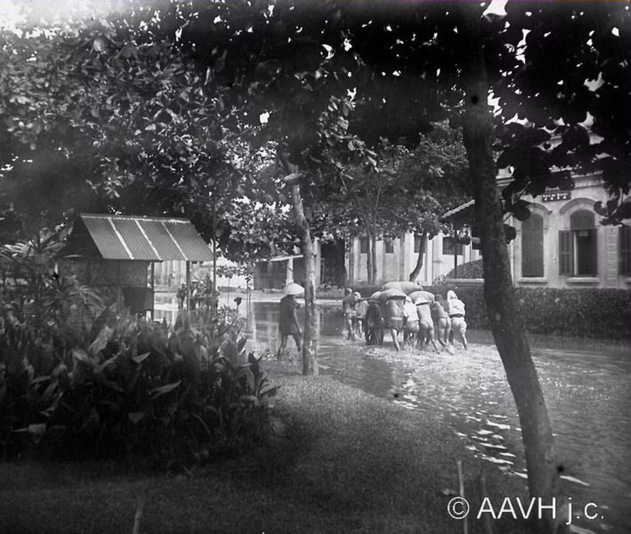 Những người cửu vạn đẩy xe chở hàng hóa trên phố Thương Mại. Ảnh: Aavh.org.