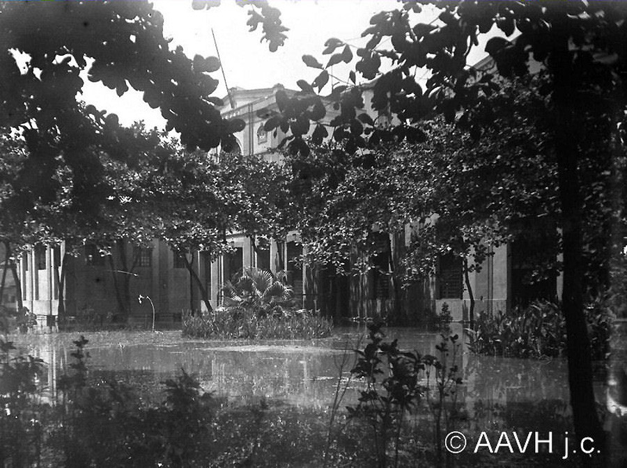 Phía sau nhà máy rượu. Ảnh: Aavh.org.