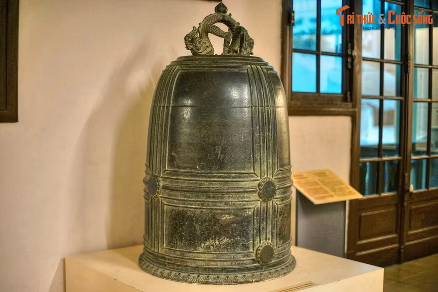 1. Được đúc trong thời Trần (thế kỷ 13), Bảo vật quốc gia Chuông Vân Bản là một trong ba quả chuông cổ nhất Việt Nam được biết đến cho tới nay. Hiện vật này có kích thước to lớn, cao 125 cm, đường kính miệng 80 cm, vốn là chuông của chùa Vân Bản ở Đồ Sơn, Hải Phòng.