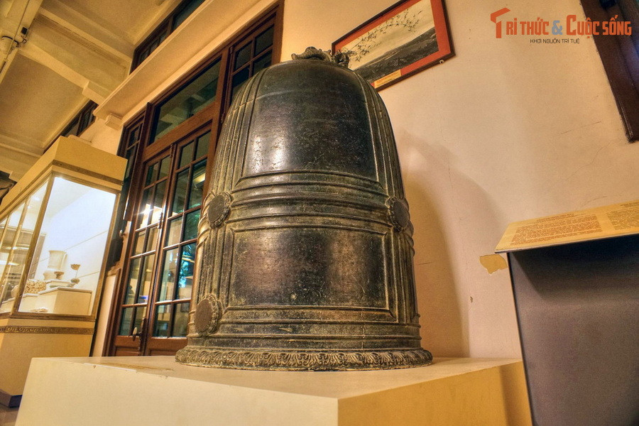 Thân chuông Vân Bản có nhiều đường gân ngang dọc tạo thành 8 ô, 4 ô trên hình thang đứng, 4 ô dưới hình chữ nhật. Chuông có 6 núm gõ, xung quanh mỗi núm có 16 núm tròn nhỏ tạo thành hình bông cúc.