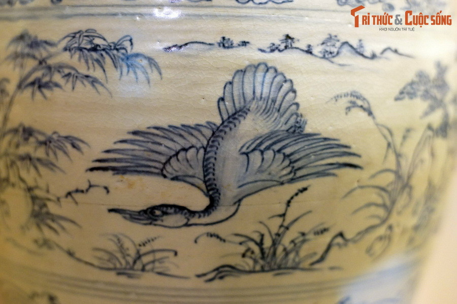 Hoa văn trên bình bố trí theo 7 băng: hoa dây, cánh sen kép trong có xoắn ốc, vân mây dải hình khánh, thiên nga, sóng nước, lá đề, phong cảnh, lá đề xen lẫn bốn chim thiên nga với các tư thế bay đậu khác nhau.