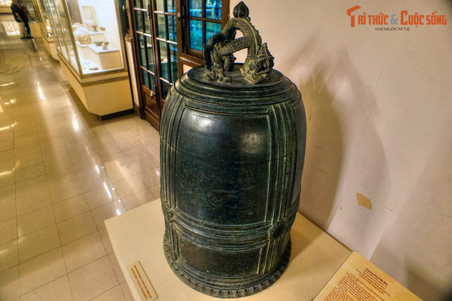 Phần vành miệng chuông trang trí 52 cánh sen. Quai chuông trang trí hai con rồng đấu lưng vào nhau, nơi tiếp giáp ở vị trí cao nhất trang trí hình búp sen. Có thể nói, mô típ trang trí của quả chuông mang nhiều nét đặc trưng của mỹ thuật thời Trần.