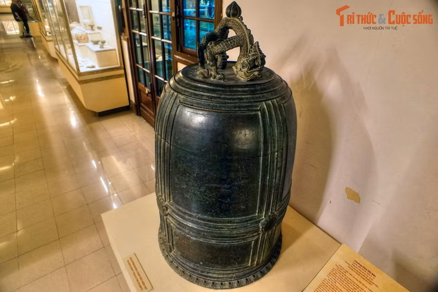 Phần vành miệng chuông trang trí 52 cánh sen. Quai chuông trang trí hai con rồng đấu lưng vào nhau, nơi tiếp giáp ở vị trí cao nhất trang trí hình búp sen. Có thể nói, mô típ trang trí của quả chuông mang nhiều nét đặc trưng của mỹ thuật thời Trần.