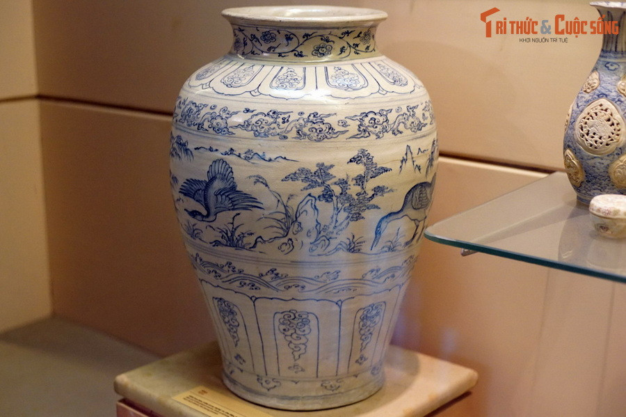 Hiện vật này có chiều cao 56,5 cm, đường kính miệng, 23,8 cm, đường kính đáy 25,8 cm, có màu trắng vẽ hoa lam, miệng loe tròn, thân phình, thuôn dần xuống đáy.