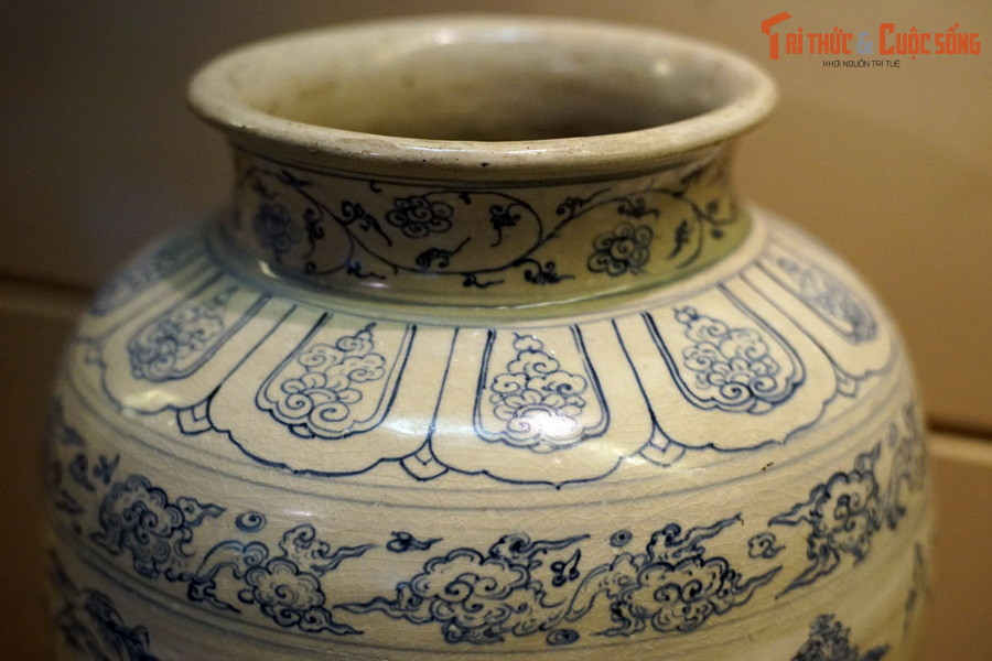 Bình gốm hoa lam vẽ thiên nga là một hiện vật độc bản được tìm thấy trong tàu cổ Cù Lao Chàm. Đây là một tàu buôn của Thái Lan rời bến cảng Vân Đồn (Quảng Ninh) vào một ngày mùa thu khoảng giữa thế kỷ thứ 15, mang theo khối lượng đồ gốm đồ sộ của lò gốm Chu Đậu.