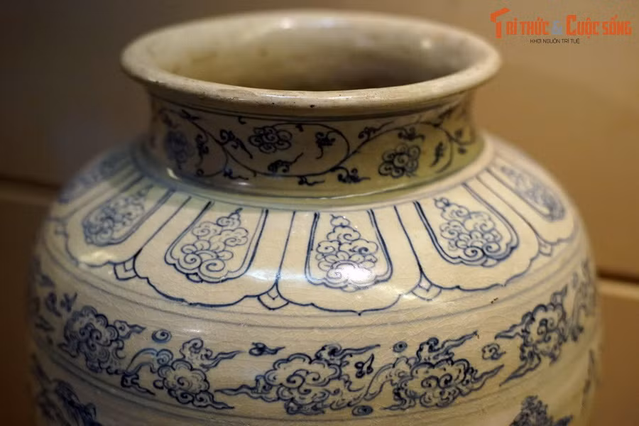 Bình gốm hoa lam vẽ thiên nga là một hiện vật độc bản được tìm thấy trong tàu cổ Cù Lao Chàm. Đây là một tàu buôn của Thái Lan rời bến cảng Vân Đồn (Quảng Ninh) vào một ngày mùa thu khoảng giữa thế kỷ thứ 15, mang theo khối lượng đồ gốm đồ sộ của lò gốm Chu Đậu.