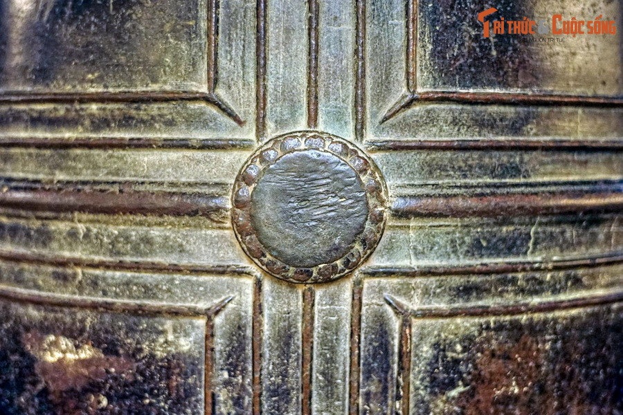 Chuông Vân Bản được một ngư tìm thấy vào năm 1958 tại vùng biển Đồ Sơn, khi quả chuông mắc vào lưới của người này. Tương truyền, trong quá khứ, quả chuông đã nhiều lần rơi xuống biển do biến cố thời cuộc. Sau mỗi lần như vậy, chuông lại được người dân tìm thấy.