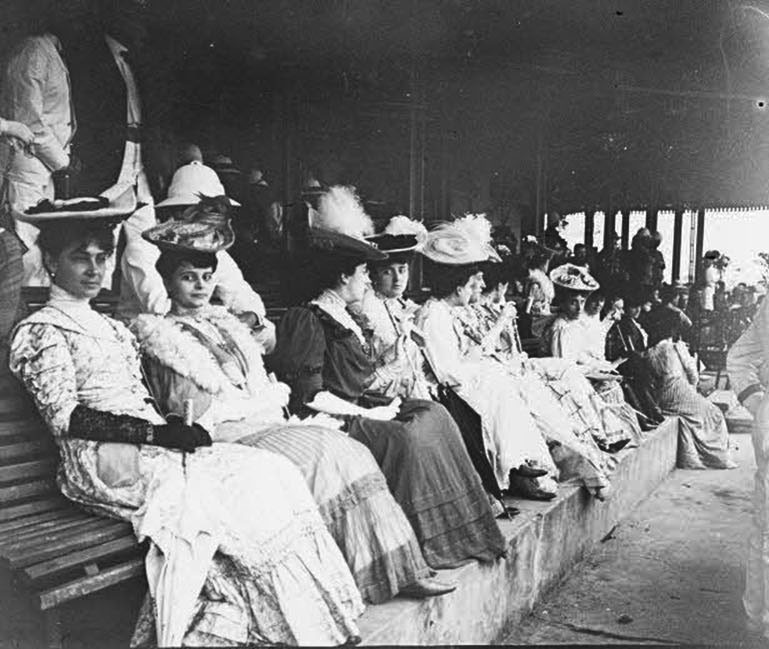 Người Pháp không phải chen chúc ở bờ hồ mà ngồi thoải mái trên khán đài để xem trò đua vịt. Ảnh: Edgard Imbert.