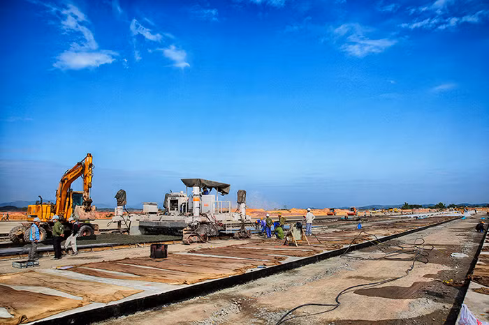 Song song với việc lập quy hoạch tổng thể, Quảng Ninh đang tập trung chuẩn bị cơ sở hạ tầng thiết yếu cho đặc khu kinh tế Vân Đồn trong tương lai. Ảnh: Đường băng sân bay Quảng Ninh đang được thi công tại Vân Đồn. Ảnh: Báo Quảng Ninh.