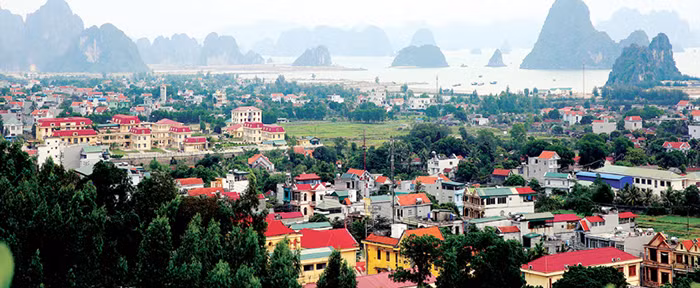 Theo dự thảo đề án đang được xây dựng thì tổ chức bộ máy chính quyền khu hành chính - kinh tế đặc biệt Vân Đồn sẽ được tổ chức một cấp hành chính, gồm có HĐND và UBND khu. Dưới khu có các tiểu khu trên cơ sở sắp xếp lại 12 xã, thị trấn hiện có. Ảnh: một góc đô thị Cái Rồng. Nguồn: Báo Quảng Ninh.