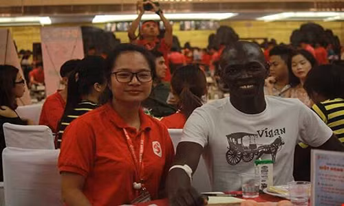 Gap chang trai nguoi Kenya hien mau tren dat Viet