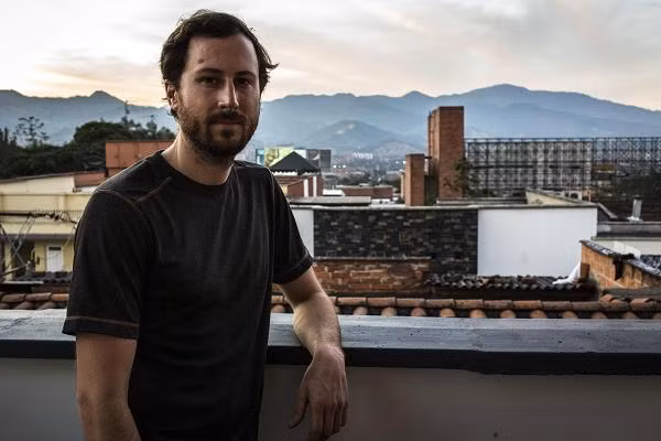 Kieu song “du muc” thoi ky thuat so: Laptop trong tay, bon be la nha