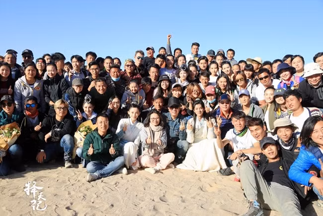 Đoàn phim chụp ảnh kỉ niệm sau khi hoàn thành những cảnh quay trên sa mạc dưới nhiệt độ 40 độ C.