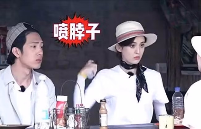 Cách vài tiếng đồng hồ, mỹ nữ Tân Cương lại thoa kem nhằm bảo vệ làn da mỏng manh của mình.