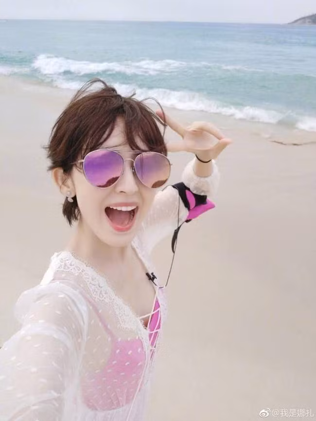 Cận cảnh làn da trắng như sứ, hồng hào của Cổ Lực Na Trát. Cô chỉ thoải mái tự tin ghi hình dưới ánh nắng mặt trời khi đã sẵn sàng.