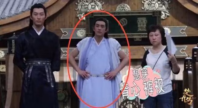 Vừa hoàn thành xong một cảnh quay, Đậu Kiêu đã cầm ngay miếng dưa hấu vừa đi vừa ăn ngấu nghiến mặc cho chiếc mũi tên giả vẫn cắm trên lưng mình.