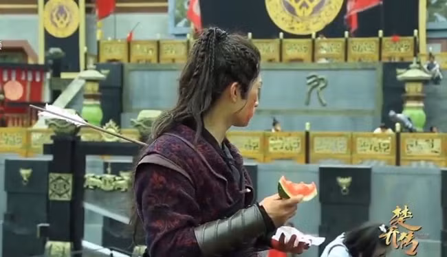 Mỹ nam Lâm Canh Tân cũng không rời chiếc quạt mini trên phim trường dù nửa bước.