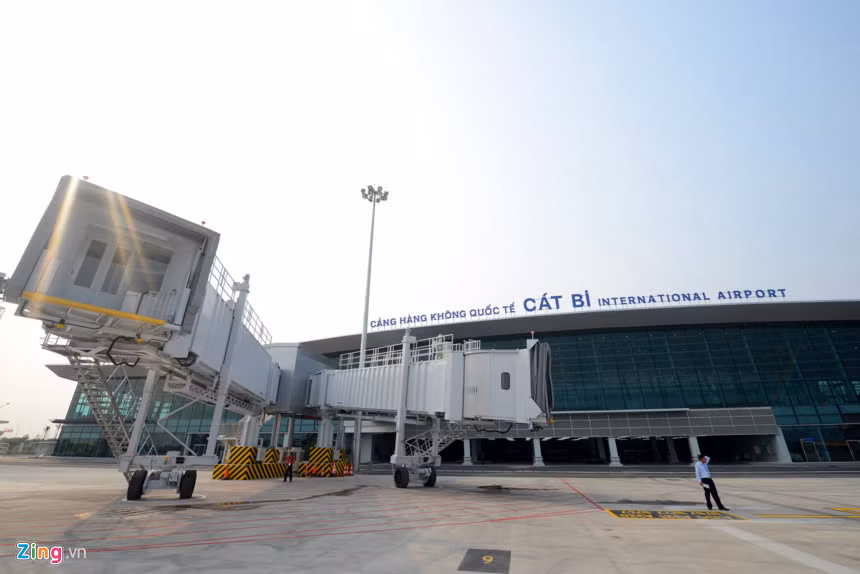 Trong đó, Cảng hàng không quốc tế Cát Bi sẽ được đầu tư xây dựng hoàn chỉnh hệ thống đường lăn song song, kết nối đồng bộ với đường băng mới xây dựng trong năm 2018 với kinh phí dự kiến 900 tỷ đồng, đồng thời xây dựng đường cất/hạ cánh mới, nhà ga hành khách và sân đỗ máy bay mới công suất 4 triệu khách/năm, có thể mở rộng lên 6 triệu hành khách/năm, với kinh phí 2.700 tỷ đồng. Ảnh: Zing.