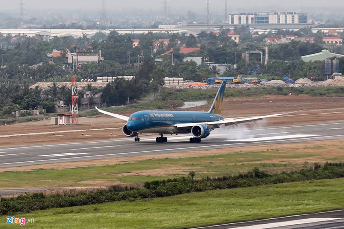 Ngày 17/7, Tổng Công ty Cảng hàng không Việt Nam cho biết sẽ đầu tư gần 12.000 tỷ đồng nâng công suất khai thác đáp ứng nhu cầu tăng trưởng tại các cảng hàng không quốc tế Cát Bi (Hải Phòng), Phú Bài (Huế) và Chu Lai (Quảng Nam). Ảnh: máy bay hạ cánh tại sân bay Cát Bi. Nguồn: Zing.